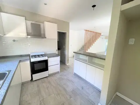 Casa en Alquiler con 2 cocheras