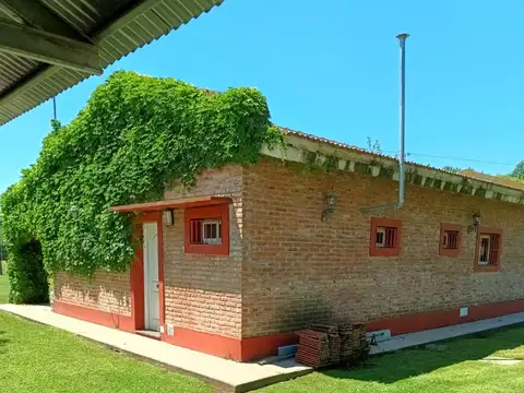 2400 m2  DE TERRENO EN UNA ZONA HERMOSA. CASA CON PISCINA Y QUINCHO !