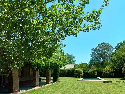 2400 m2  DE TERRENO EN UNA ZONA HERMOSA. CASA CON PISCINA Y QUINCHO !