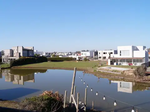 Casa en Barrio Santa Isabel I, 3 dormitorios con lote a la laguna.