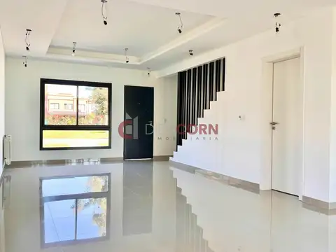 Casa en Venta con 3 cocheras