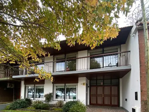 CASA SOÑADA FRENTE A LA LAGUNA- ELEGANCIA, CONFORT Y NATURALEZA