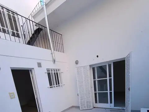 Dpto de Pasillo 2 dormitorios. Patio. Terraza. Lourdes