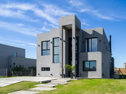 Casa Premium en dos plantas en Lagos de Canning con Piscina y 7 Ambientes