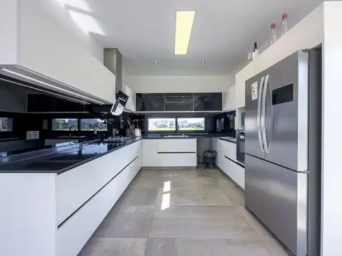 Casa 7 ambientes con 3 baños