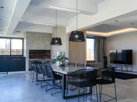 Casa en Venta con 2 cocheras