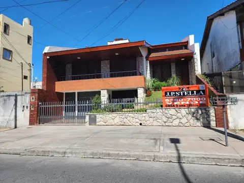 PH tipo Casa 5 Amb. al frente c/ Cochera 3 autos - San Justo