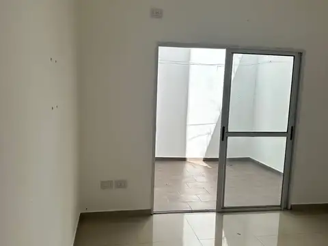 Alquiler 2 ambientes con cochera y patio - San justo