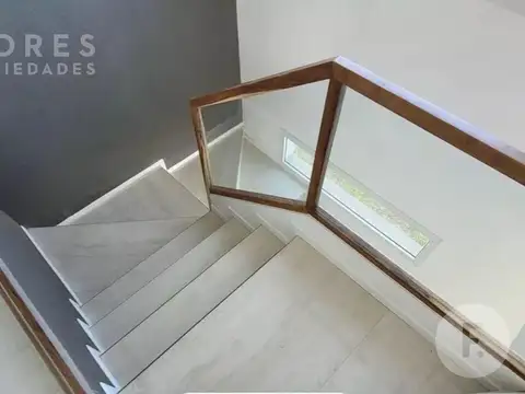 Casa en Alquiler con 2 cocheras