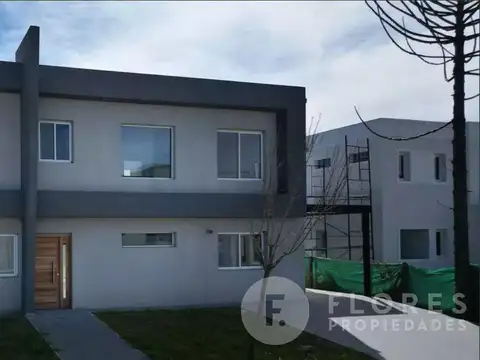 Flores Prop. Alquila anualmente Casa en Lagoon Pilar