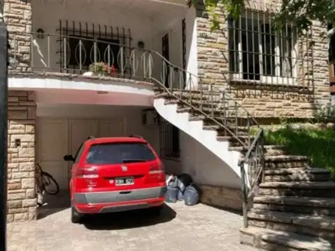 Casa 6 ambientes con 2 baños