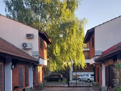 DUPLEX INTERNO 2 1/2 AMB. CON PATIO Y COCHERA FIJA DESCUBIERTA