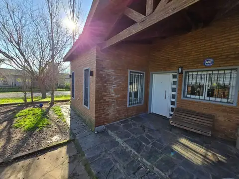 CASA EN VENTA - 2 DORMITORIOS -BARRIOS LAS TARDES