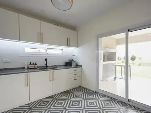 Casa en VENTA con espejo de agua