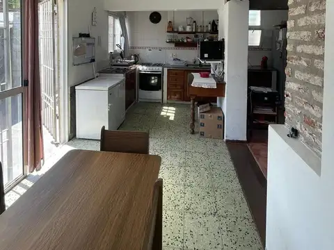 Casa 6 ambientes con 2 baños