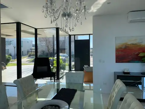 Casa en Venta en El Canton, USD 480.000