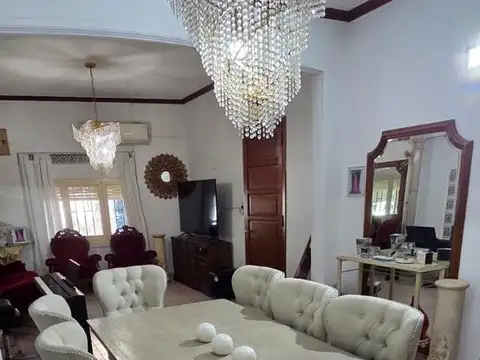 Casa 8 ambientes con 2 baños