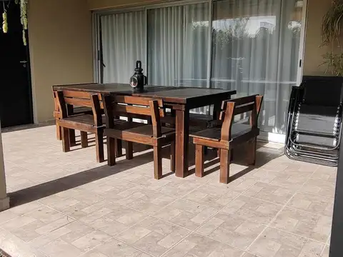 Casa en Alquiler con 2 cocheras