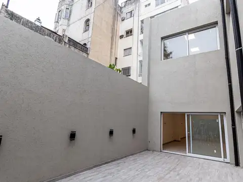 Oficina 10 ambientes con 5 baños