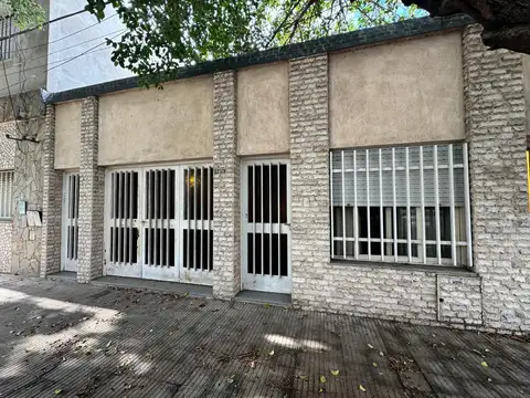 Casa en venta al frente, patio, deposito en parte trasera