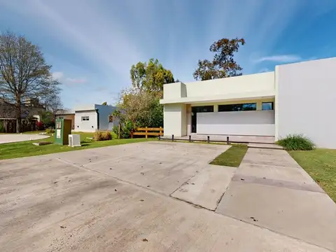 VENTA CASA CON PILETA A ESTRENAR - LA CANDIDA