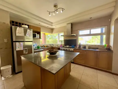 Casa 5 ambientes con 3 baños