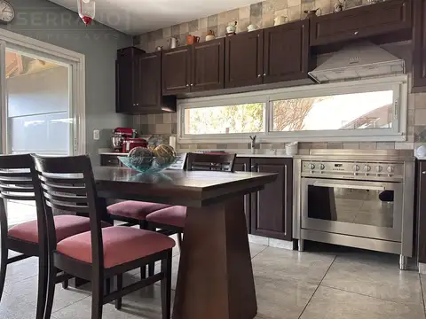 Casa en Venta con 3 cocheras