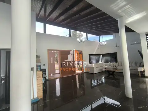Casa en Venta con 3 cocheras
