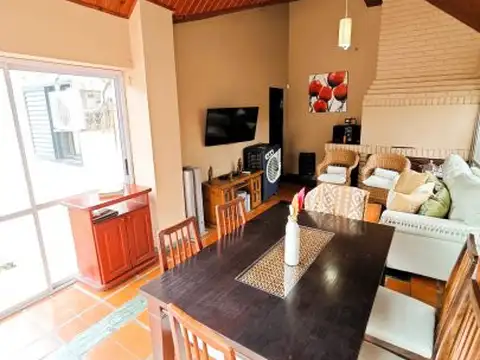 Casa 5 ambientes con 2 baños