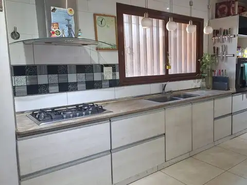 Casa 5 ambientes con 3 baños