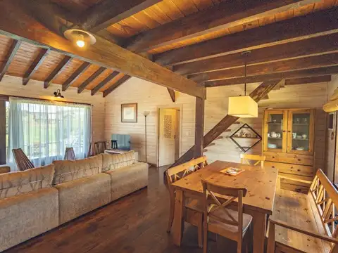 CASA NOREGON - TRES DORMITORIOS - DOS BAÑOS - GRAN JARDIN