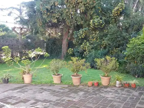 CHALET CON AMPLIO PARQUE Y PILETA - MUY BUENA UBICACION DE SAN MIGUEL. SOBRE CALLE GELLY Y OBES 1400