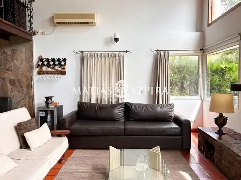 Casa 4 ambientes con 2 baños