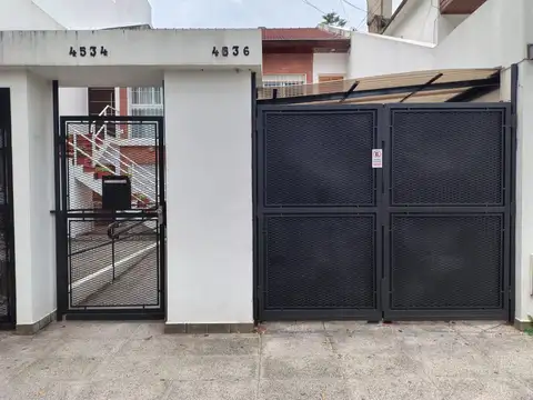 REGIO TIPO CASA AL FRENTE MODERNO - AMPLIO - ENTRADA INDEPENDIENTE INMEJORABLE ESTADO – COCHERA CBTA. 2 PATIOS - SIN EXPENSAS – APTO CREDITO