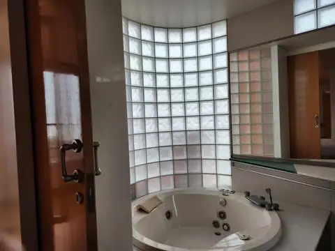 Alquiler de Duplex Amueblado de 470 m2 de Cuatro Dormitorios y Cochera