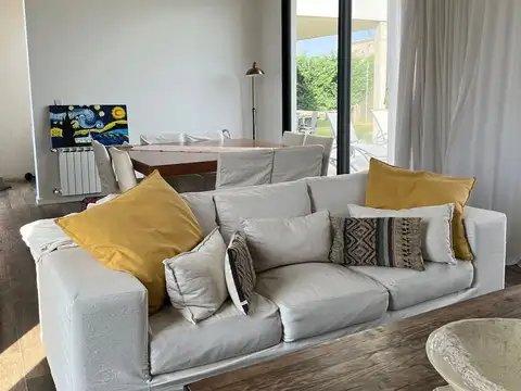 Casa 4 ambientes con 3 baños