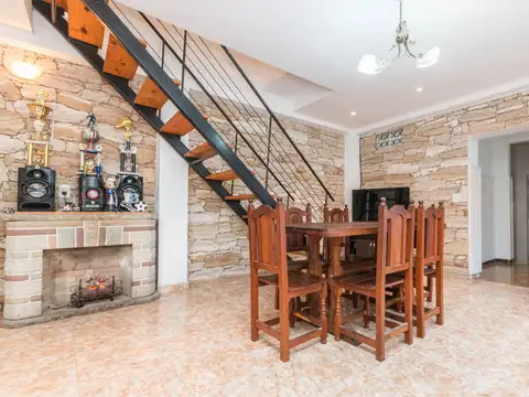 Casa 4 ambientes con 2 baños