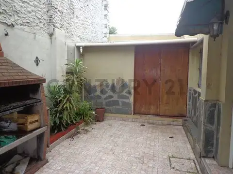 Galpon sobre avenida en venta en La Plata