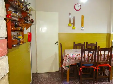 Casa 4 ambientes con 2 baños