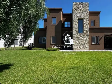 Casa en venta de 6 ambientes y pileta a la laguna. Barrio El Cantón Norte.Cantón