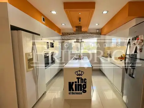 Casa 5 ambientes con 4 baños