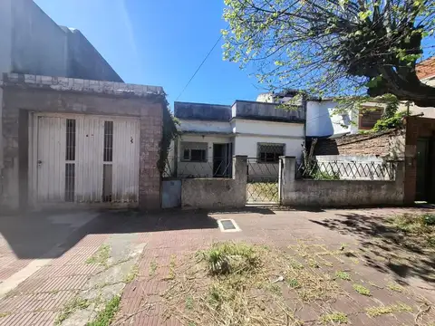 LOTE CON CASA 3 AMBIENTES A REFACCIONAR