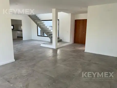 Casa en Venta con 6 cocheras