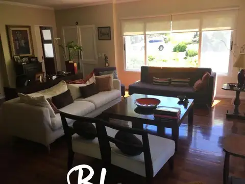 Casa 10 ambientes con 2 baños