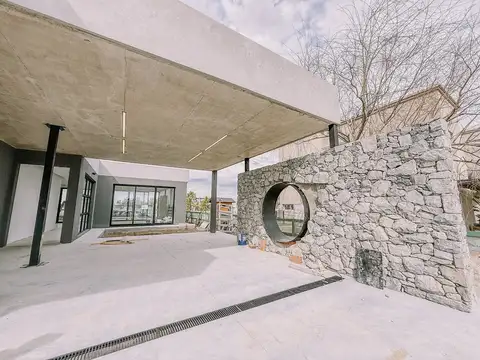 Casa 4 ambientes con 2 baños