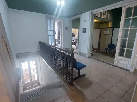 Oficina 11 ambientes con 2 baños