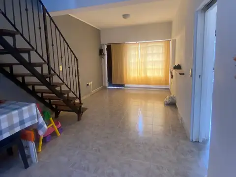 Casa 7 ambientes con 2 baños