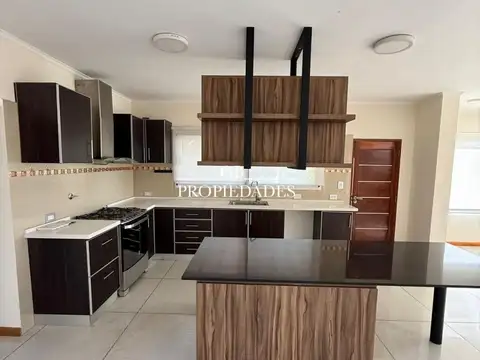 Casa en Alquiler con 4 cocheras