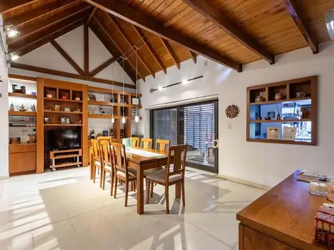 Casa 9 ambientes con 3 baños