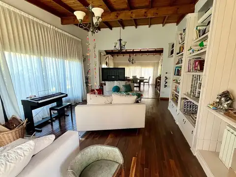 Casa 6 ambientes con 4 baños